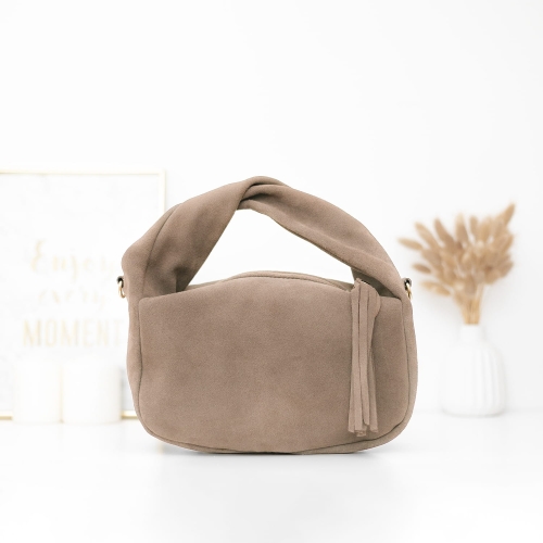 Ręcznie szyta torebka Manzana z naturalnej skóry zamszowej w kolorze nude, elegancka damska torebka hobo, polska marka, hit mody 2025