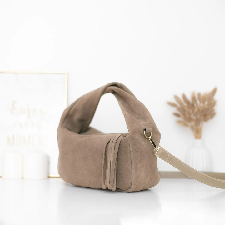 Ręcznie szyta torebka Manzana z uchwytem z miękkiej skóry zamszowej