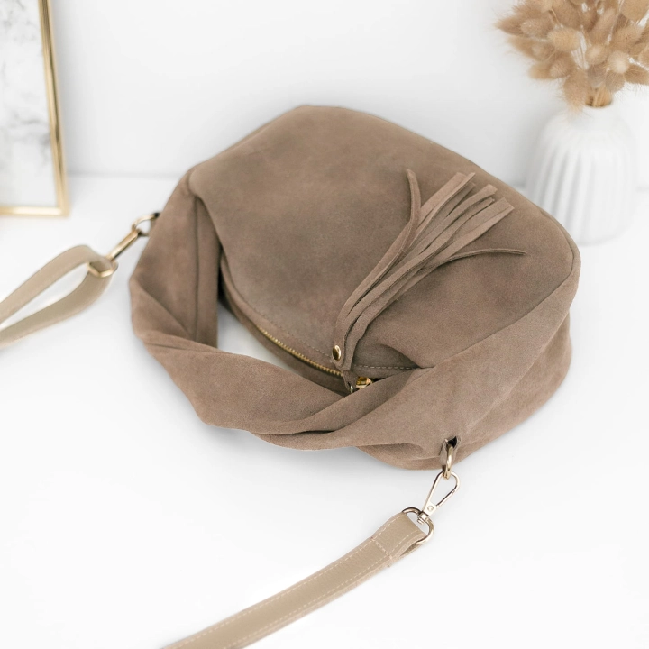 ozdobnych frędzli i złotego zamka w skórzanej torebce Manzana – styl boho premium