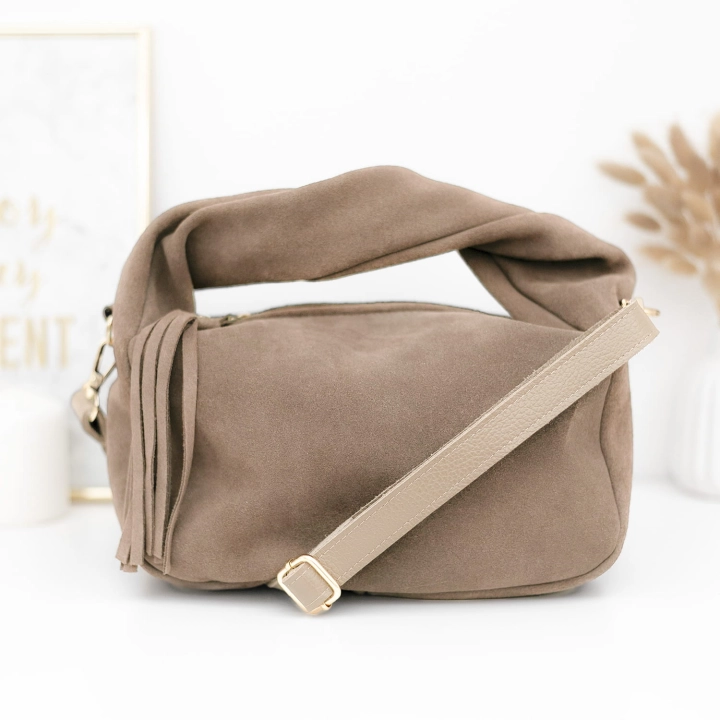 klasyczny kształt hobo z frędzlami, wykonana z naturalnego zamszu w kolorze nude