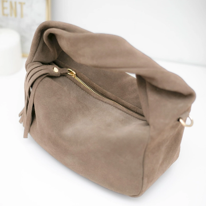 Torebka Manzana w kolorze nude noszona na ramieniu – stylowa propozycja na co dzień i do prac