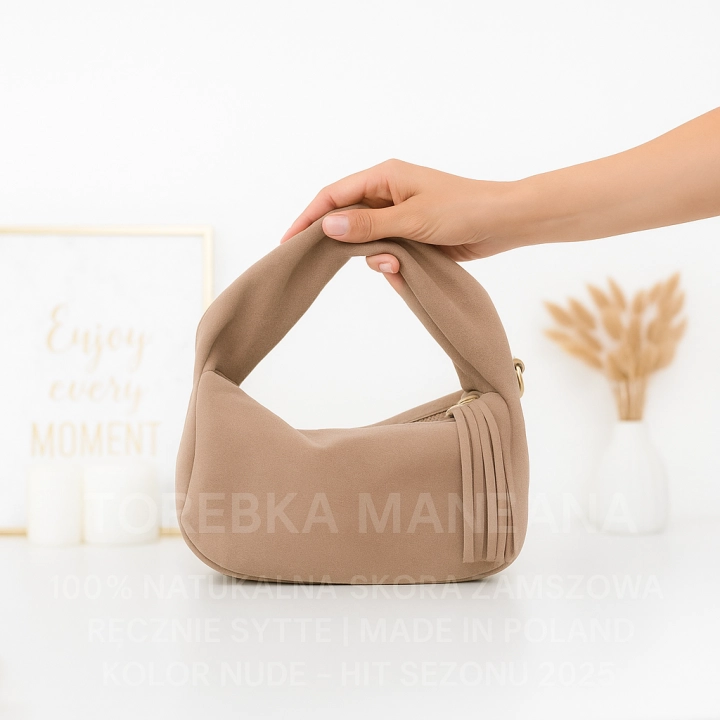 klasyczny kształt hobo z frędzlami, wykonana z naturalnego zamszu w kolorze nude