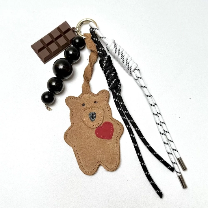 breloczek-mis-z-czekolada-i-sznurkami.jpg