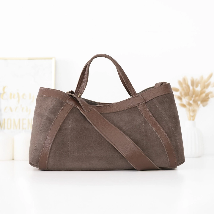 czekoladowa-zamszowa-torebka-damska-manzana-z-paskiem-na-ramię- tyłu.jpg