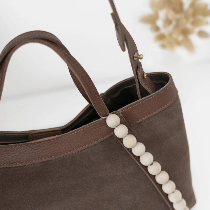 elegancka-brązowa-torebka-z-drewnianymi-koralikami-modny-dodatek.jpg