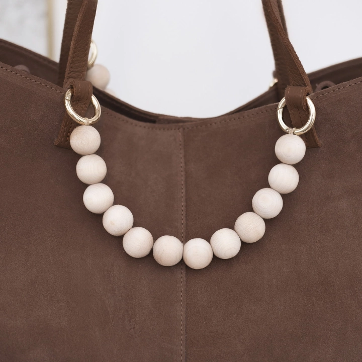 detal_torebki_damskiej_shopper_zamszowej_z_koralikami_emanzana.jpg
