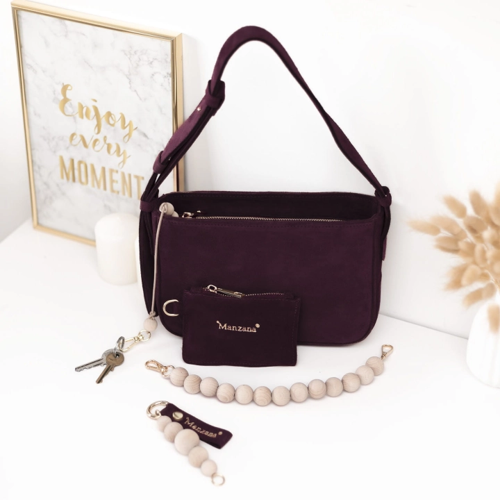 torebka-damska-bordowa-zamszowa-toledo-elegancka-z-brelokiem-portfelem--koralami-zestaw-reczne-szycie-manzana.jpg