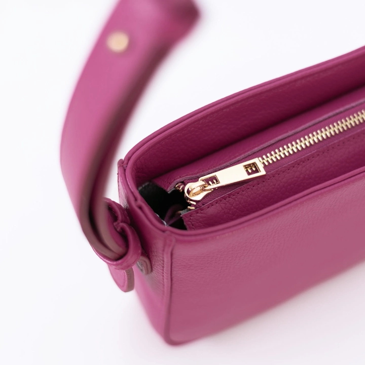 torebka-damska-manzana-model-toledo-skora-magenta-detal.jpg
