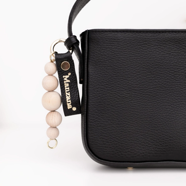 torebka-damska-toledo-skora-czarna-brelok-korale-naturalne-detal-manzana.jpg