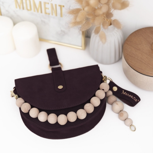 Zamszowa nerka i listonoszka Manzana Vigo w kolorze bordo z naturalnymi koralikami – widok z przodu.